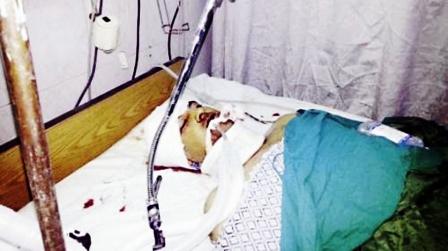 الحسيني أبوضيف الصحفي بجريدة «الفجر» المصرية قبيل استشهاده في المستشفى